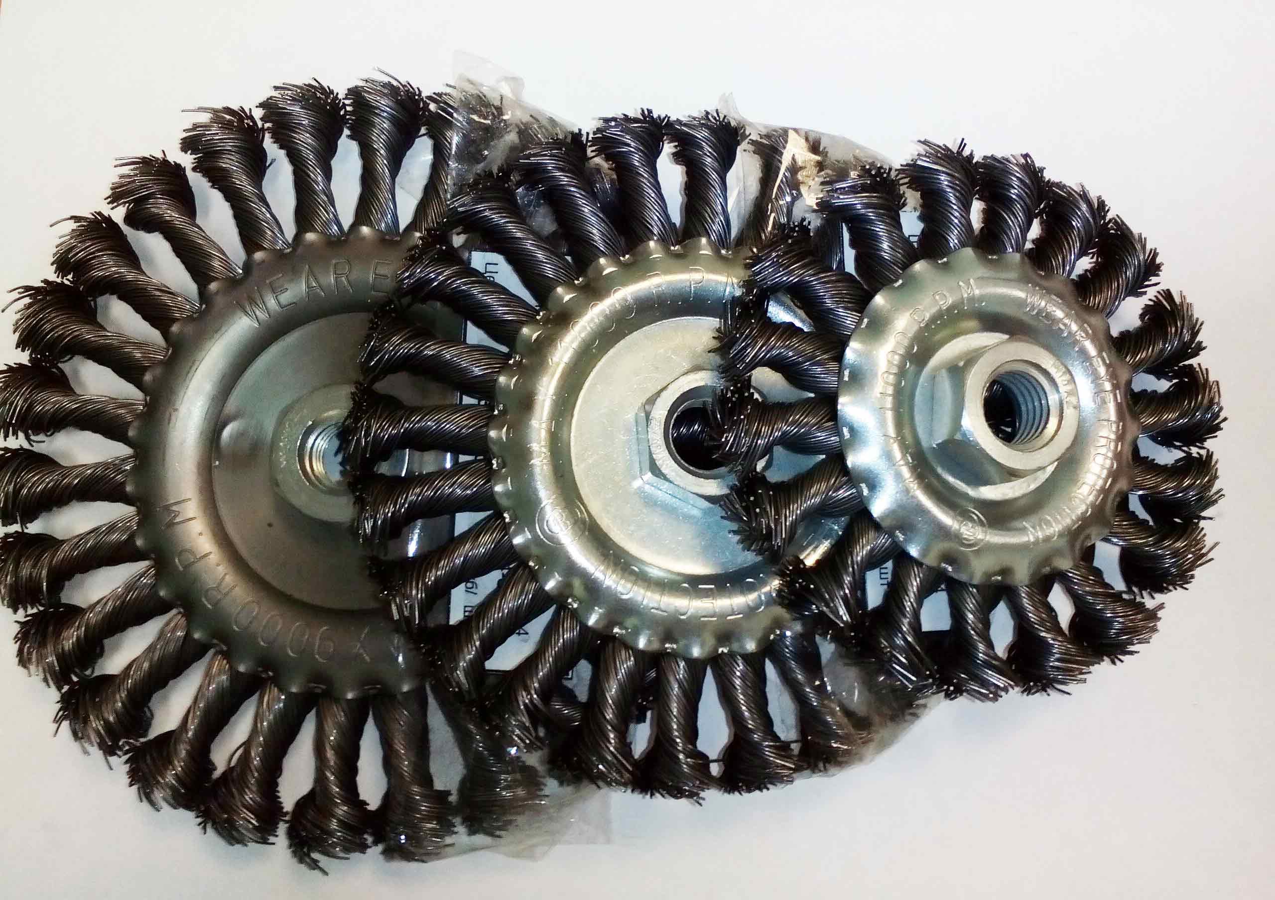 Щетка УШМ 125 мм плоская с гайкой М14 крученая проволока Hobbi 45-4-312